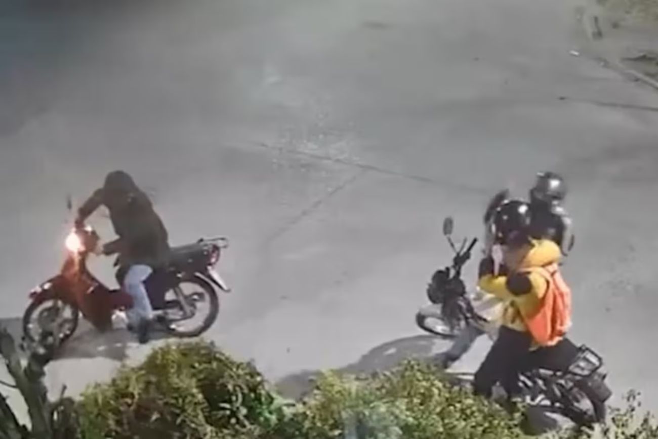 Se le quedó la moto mientras hacía repartos en Quilmes, intentaron robarle y tres vecinos lo salvaron
