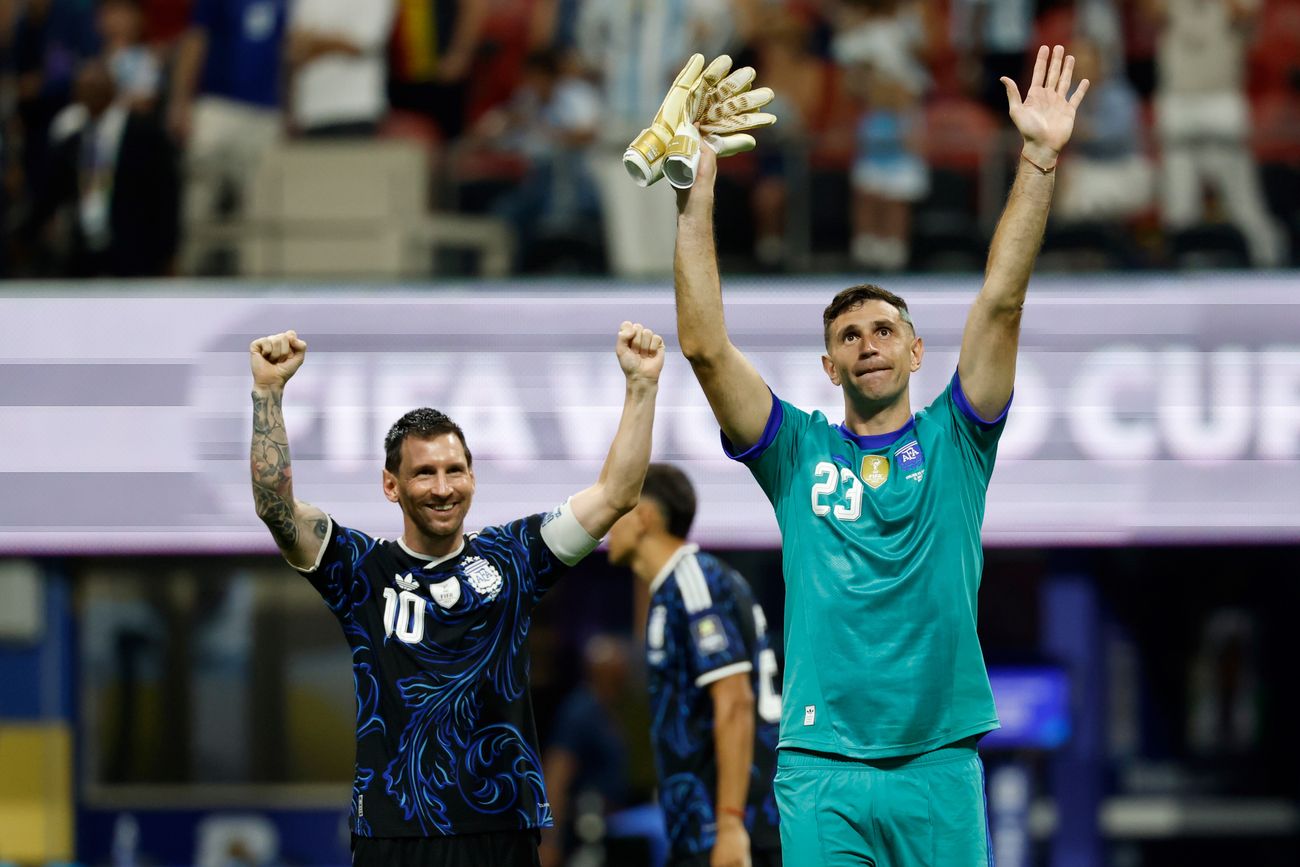 "Es muy difícil ser campeón del mundo, es casi imposible, y volver a estar en una final del mundo es meritorio", resaltó Dibu Martínez. (AP)