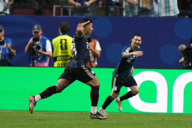 Enzo Fernández marcó un golazo para el 1-1 de Argentina ante Inglaterra. (AP)