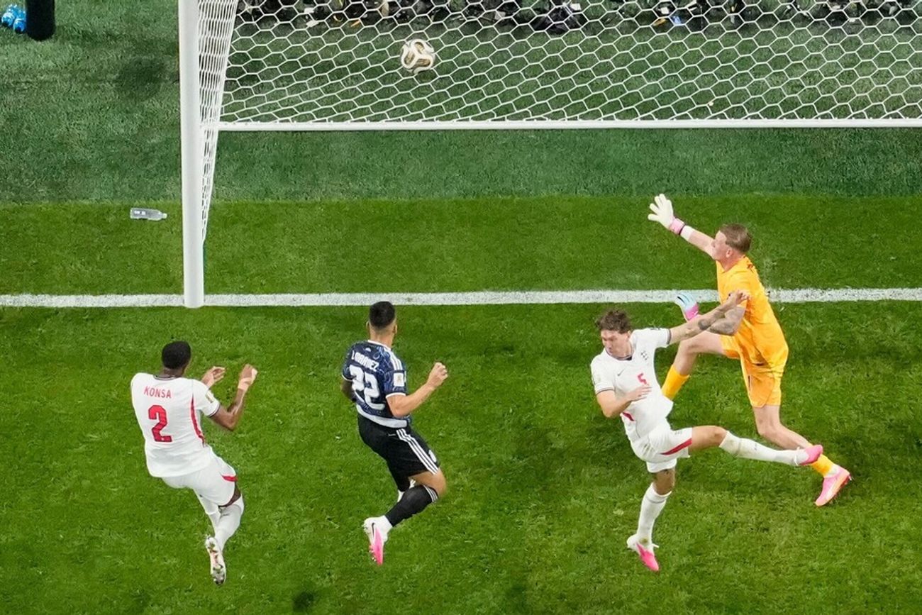 El gol de su vida. Lautaro Martínez convirtió el gol del triunfo contra Inglaterra. El delantero recordó su infancia, sin poder contener su emoción. (Gentileza Clarín)