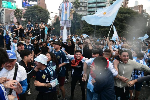 Los festejos en el Patio Olmos por el triunfo de Argentina con Inglaterra.