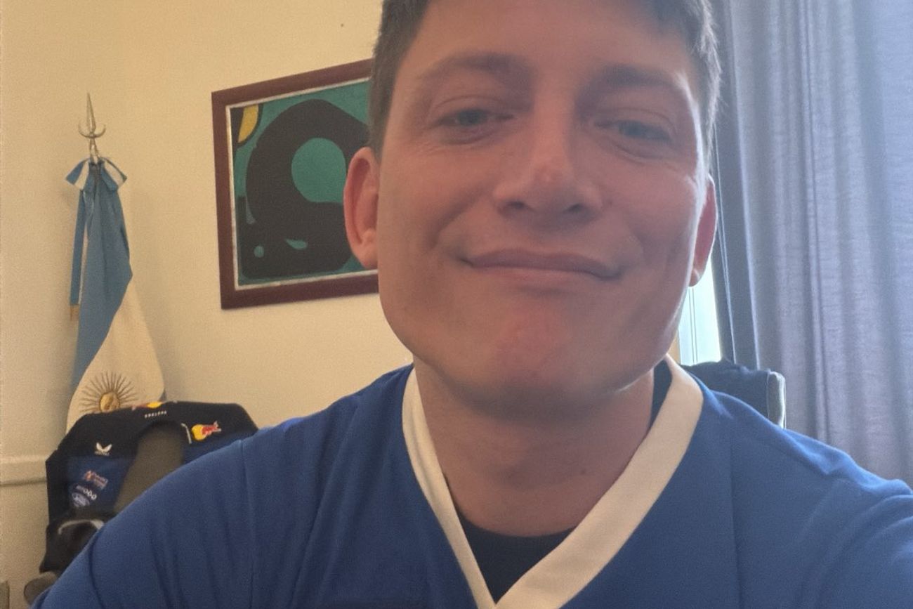 La respuesta de Santiago Caputo a Rodolfo Aguiar por no declarar asueto por el partido de Argentia- Inglaterra