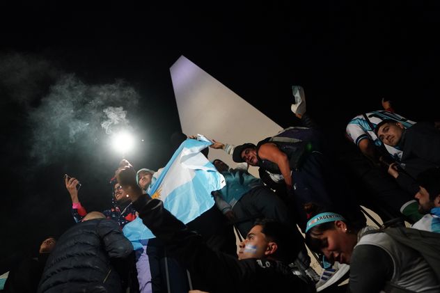 Festejos en el Obelisco por la victoria frente a Inglaterra y el pase a la final del Mundial 2026.