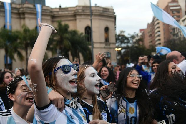 Festejos en Patio Olmos. Argentina le ganó 2-1 a Inglaterra y jugará la final del Mundial ante España.