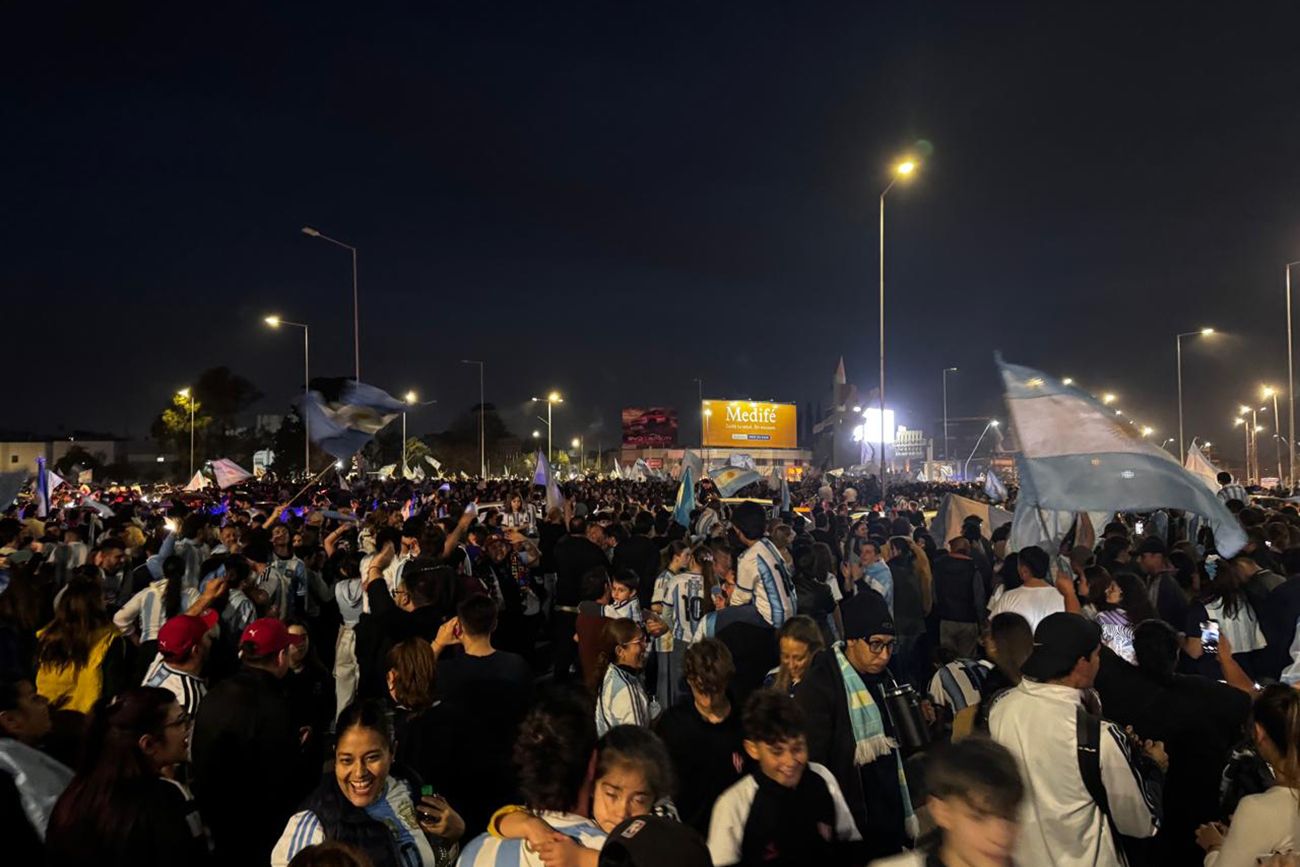Festejos en la Mujer Urbana. Argentina le ganó 2-1 a Inglaterra y jugará la final del Mundial ante España.