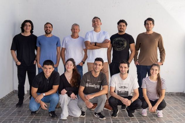 EQUIPO. Víctor Marqués Acosta (centro), CEO de Kiri, junto a su equipo de trabajo en Córdoba.