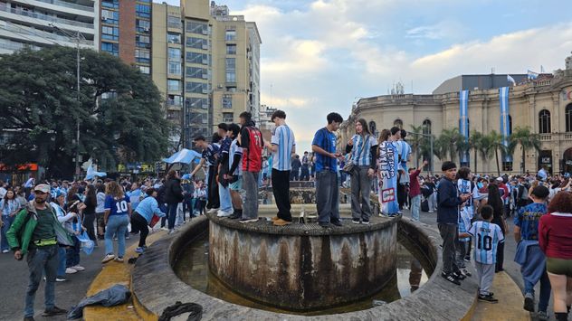 Los festejos en el Patio Olmos por el triunfo de Argentina con Inglaterra.