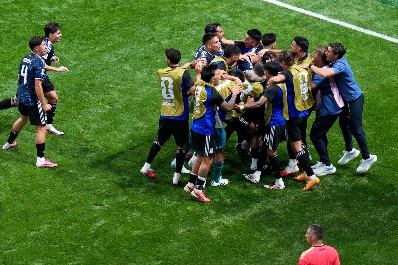 ¡Argentina está viva! Le ganó 2-1 a Inglaterra y jugará la final del Mundial ante España