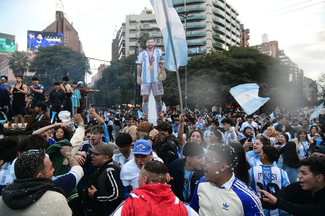 Los festejos en el Patio Olmos por el triunfo de Argentina con Inglaterra.