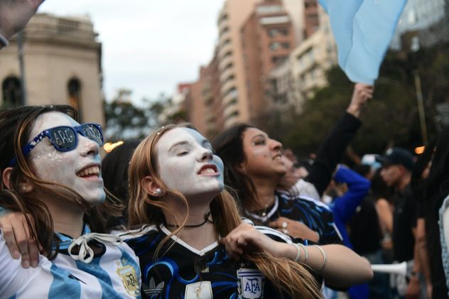 Los festejos en el Patio Olmos por el triunfo de Argentina con Inglaterra.