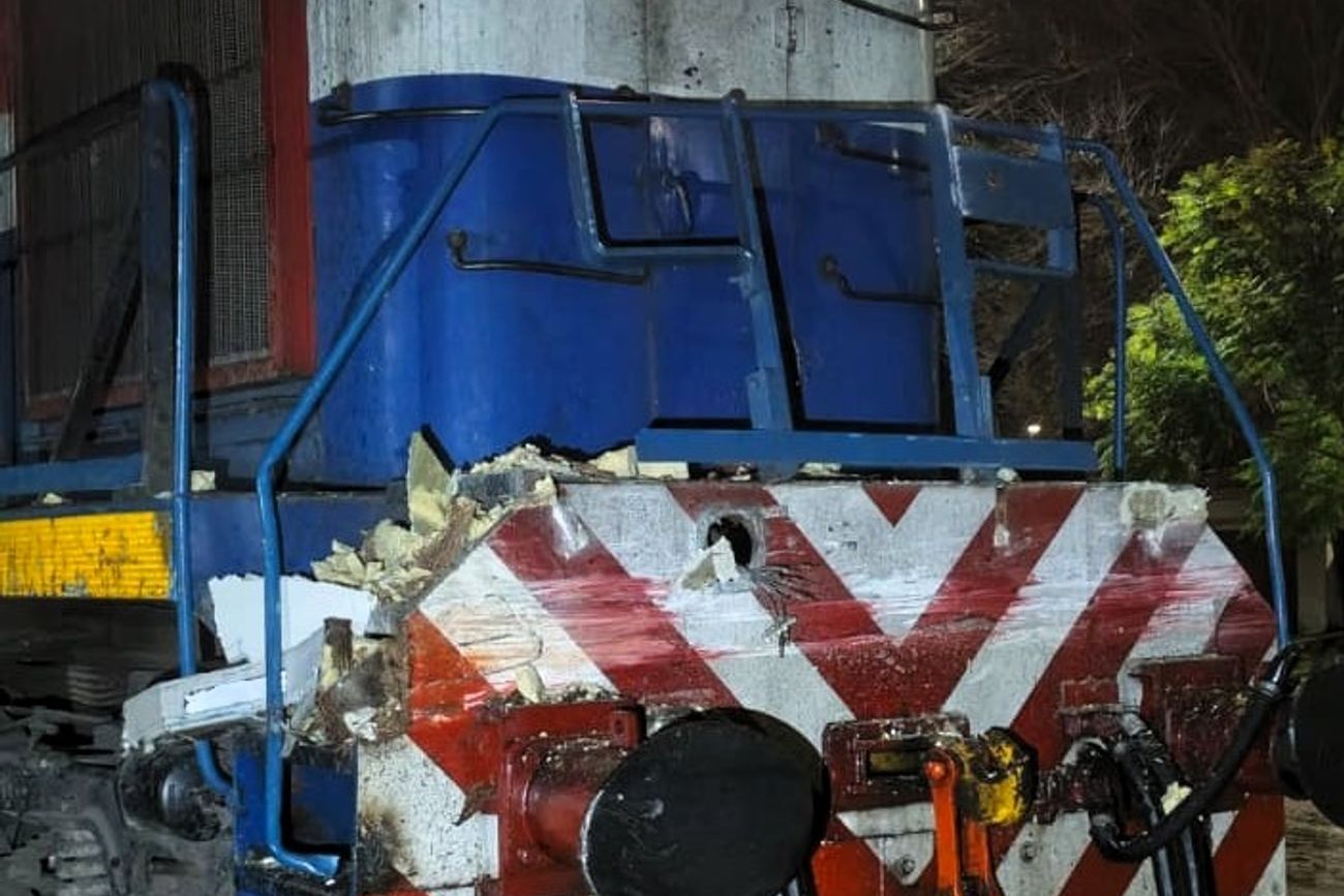 Un tren chocó contra un camión cargado de zapatillas en Tío Pujio