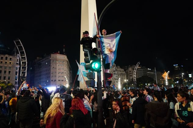 Festejos en el Obelisco. Argentina le ganó 2-1 a Inglaterra y jugará la final del Mundial ante España.