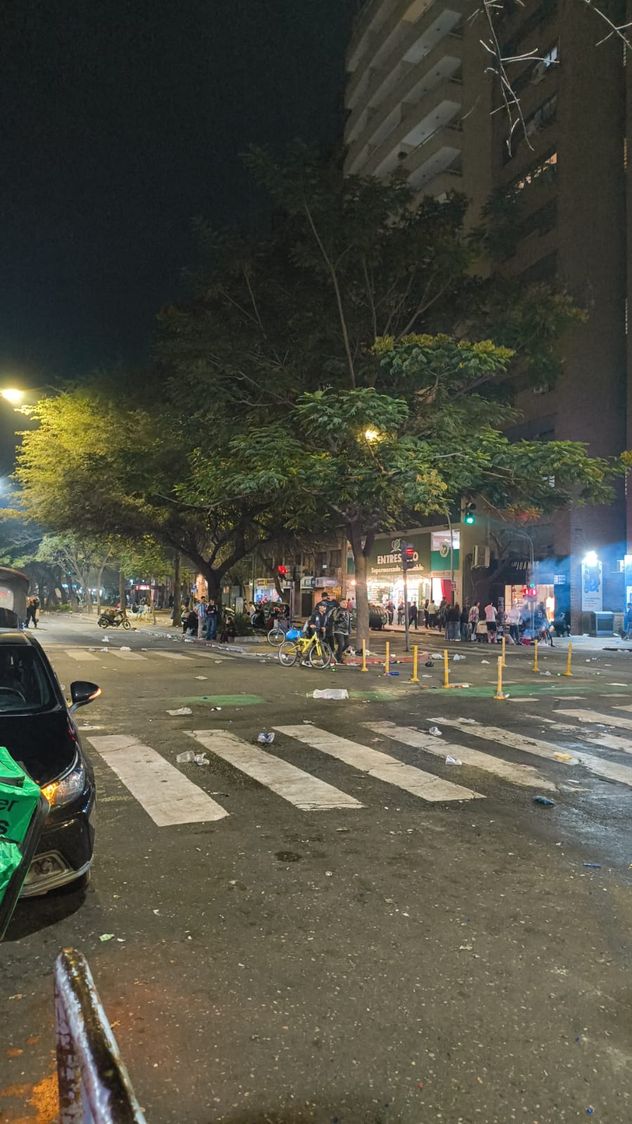 Desalojaron la zona del Patio Olmos tras los disturbios durante los festejos por el triunfo de la selección.