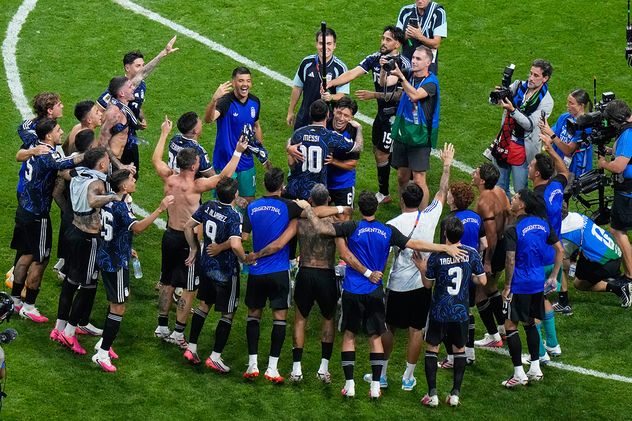 Argentina le ganó 2-1 a Inglaterra y jugará la final del Mundial ante España.