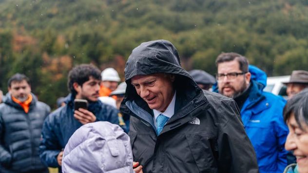 El presidente de Chile, José Antonio Kast, en el temporal.