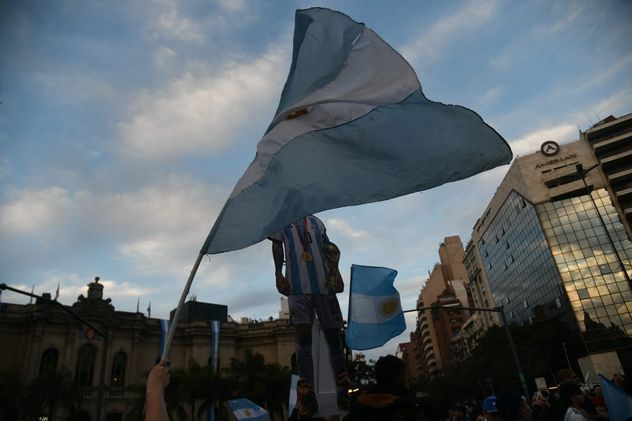 Los festejos en el Patio Olmos por el triunfo de Argentina con Inglaterra.