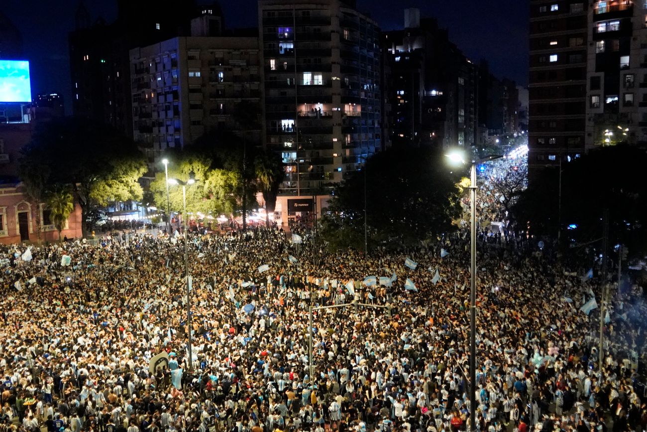 Festejos en el Patio Olmos. Argentina le ganó 2-1 a Inglaterra y jugará la final del Mundial ante España.