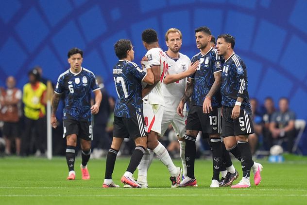 En los primeros tres minutos hubo fuertes cruces entre los jugadores argentinos y los ingleses.