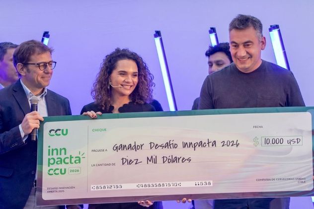 PREMIO. Víctor Marqués Acosta, CEO de Kiri, al recibir el galardón de CCU Innpacta.