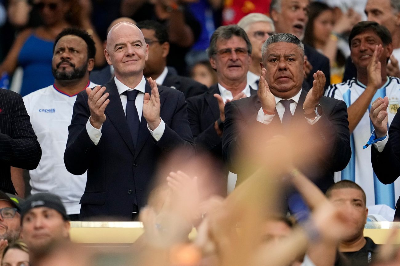 Claudio Tapia con Gianni Infantino en el Mundial.