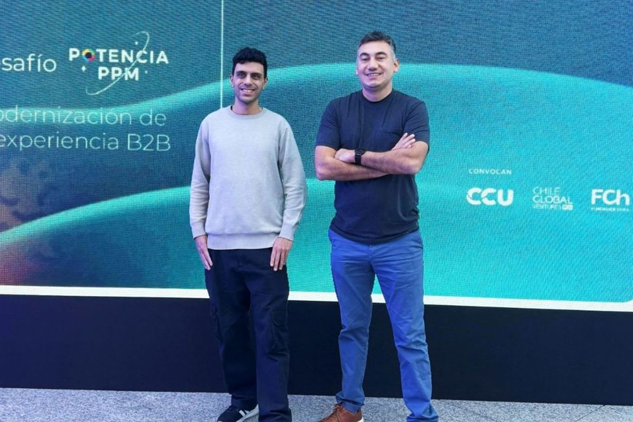 INNOVADORES. Víctor Marqués Acosta (derecha), CEO de Kiri, junto al programador Joshua Jmelnitzky (izquierda), en el marco de CCU Innpacta.