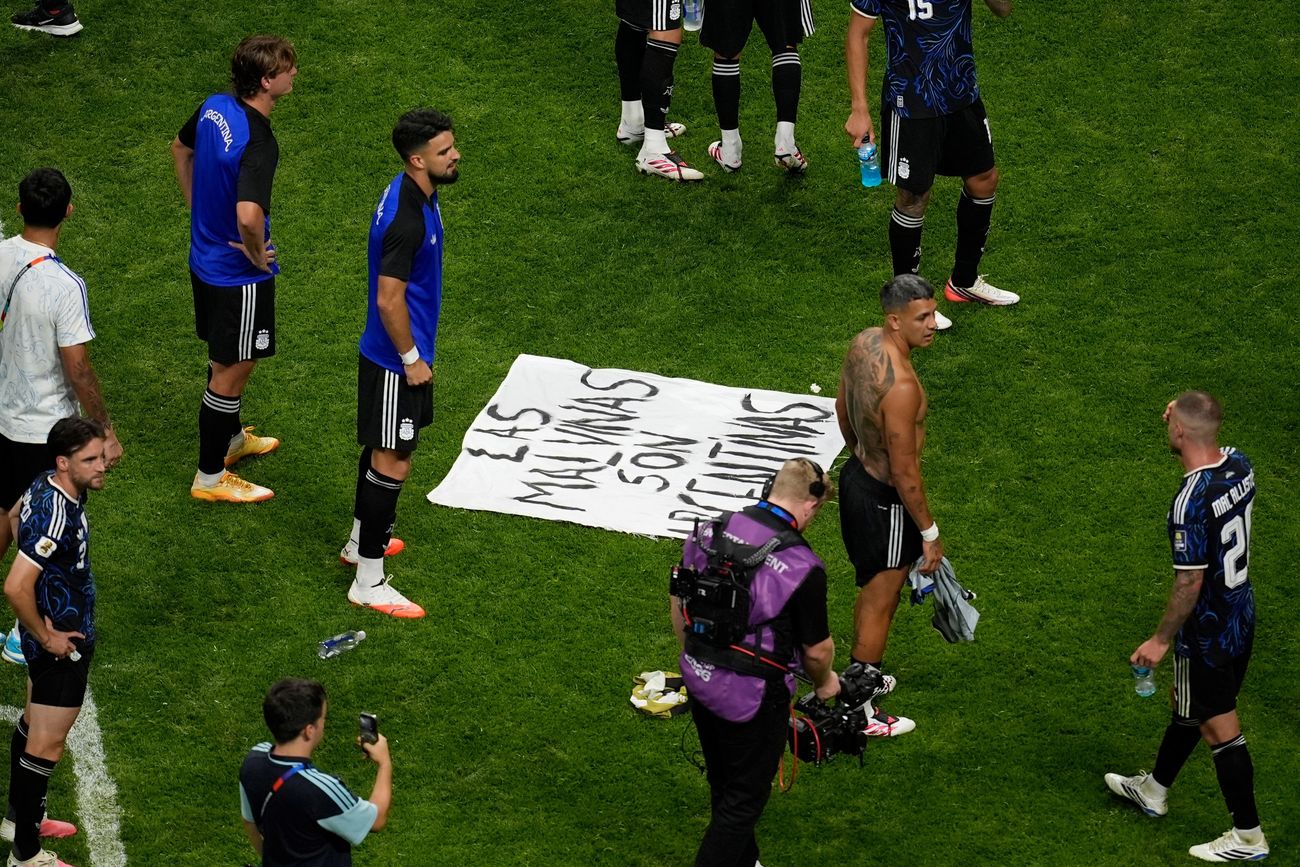 Los jugadores de la selección argentina exhibieron una bandera con la leyenda Las Malvinas son argentinas. 
