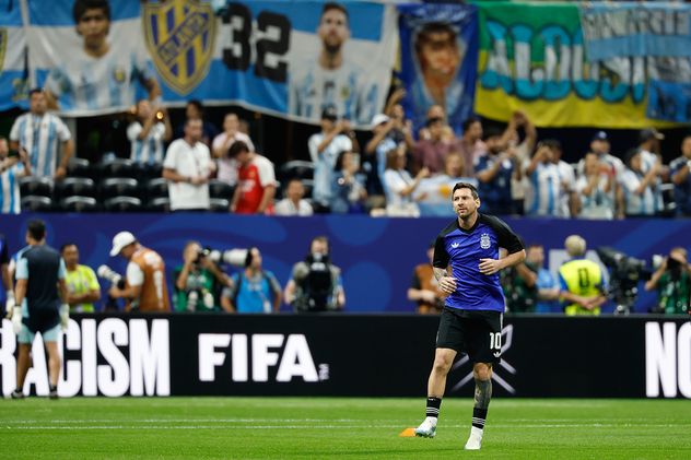 Lionel Messi (10), de Argentina, antes del partido de semifinales del Mundial de fútbol entre Inglaterra y Argentina en Atlanta.