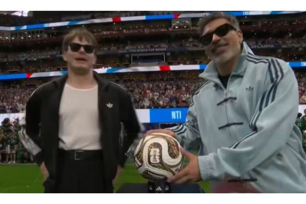 Charlie Heathon junto a "el Pocho" Lavezzi ingresando la pelota al campo de juego.