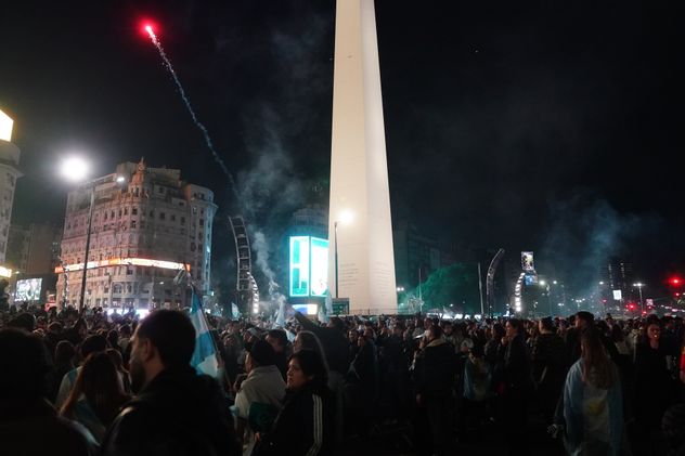 Festejos en el Obelisco. Argentina le ganó 2-1 a Inglaterra y jugará la final del Mundial ante España.