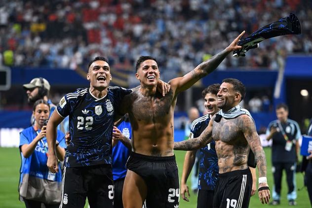 El festejo de los goleadores: Lautaro Martínez y Enzo Fernández. El delantero hizo emocionar a muchos con sus reflexiones, luego de haber hecho el gol de "su vida". (La Voz)