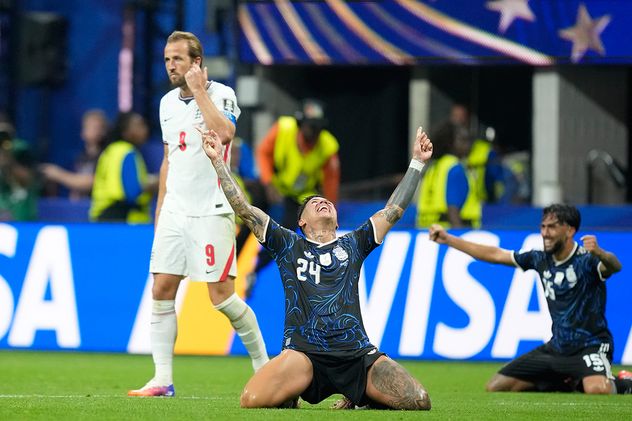 Argentina le ganó 2-1 a Inglaterra y jugará la final del Mundial ante España.