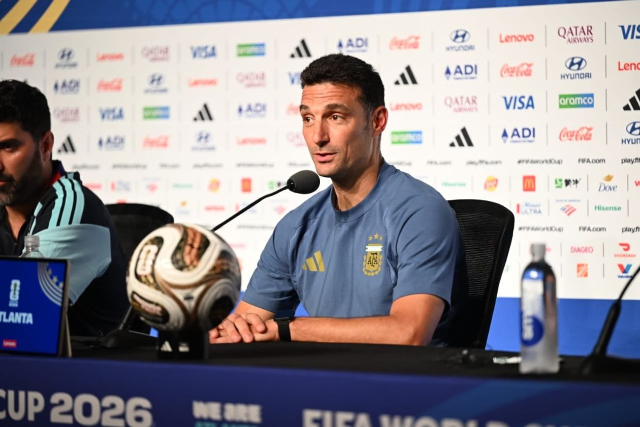 Scaloni en conferencia de prensa.