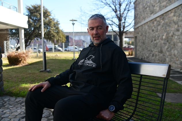 Javier Ramón, exjugador de rugby que lidera un proyecto de billeteras realizadas con pelotas de rugby en desuso. Pedro Castillo 
