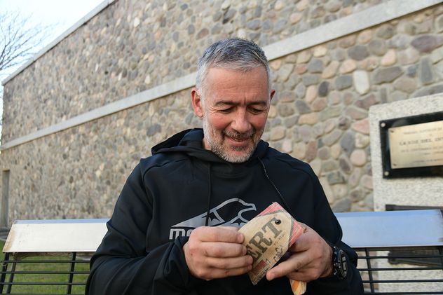 Las billeteras se realizan con pelotas de rugby en desuso (Pedro Castillo) 