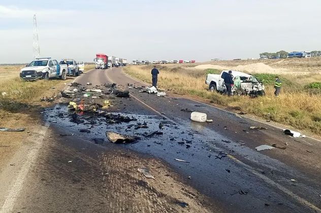 La Pampa: un muerto y dos heridos tras un fuerte choque entre dos camiones