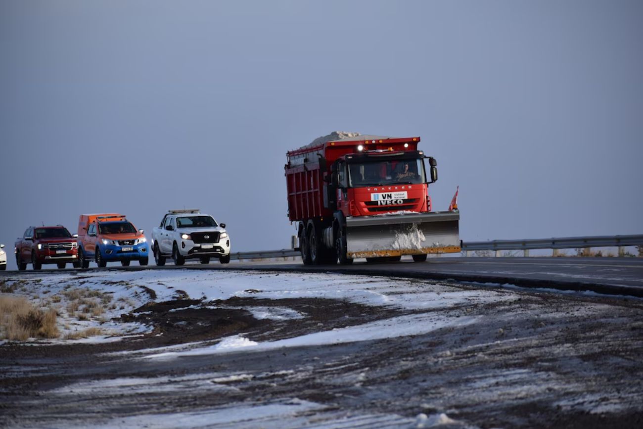 Nevadas extremas en la Patagonia y la Cordillera: desplegaron un megaoperativo para despejar rutas