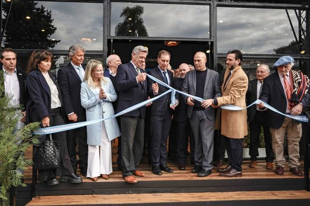 El jefe de Gabinete de Ministros de la Nación, Diego Santilli, acompañó la inauguración del stand de Banco Nación.