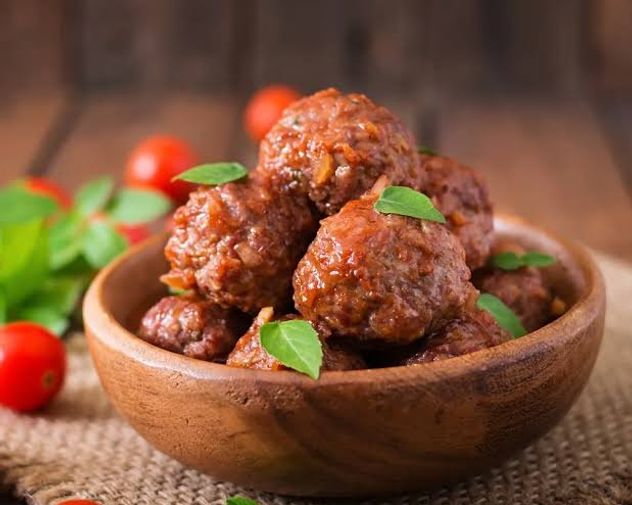 El truco de la abuela para hacer albóndigas caseras tiernas y llenas de sabor.