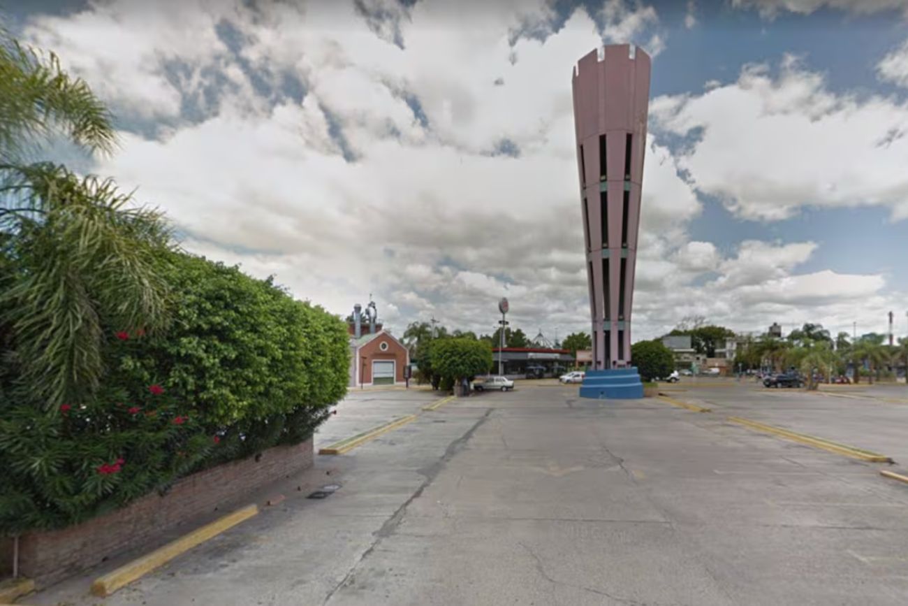 Detuvieron a un hombre por golpear a dos niños en un estacionamiento mientras su madre compraba comida