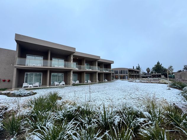El acto inaugural estuvo enmarcado por un escenario natural único: la primera nevada del año en la provincia.
