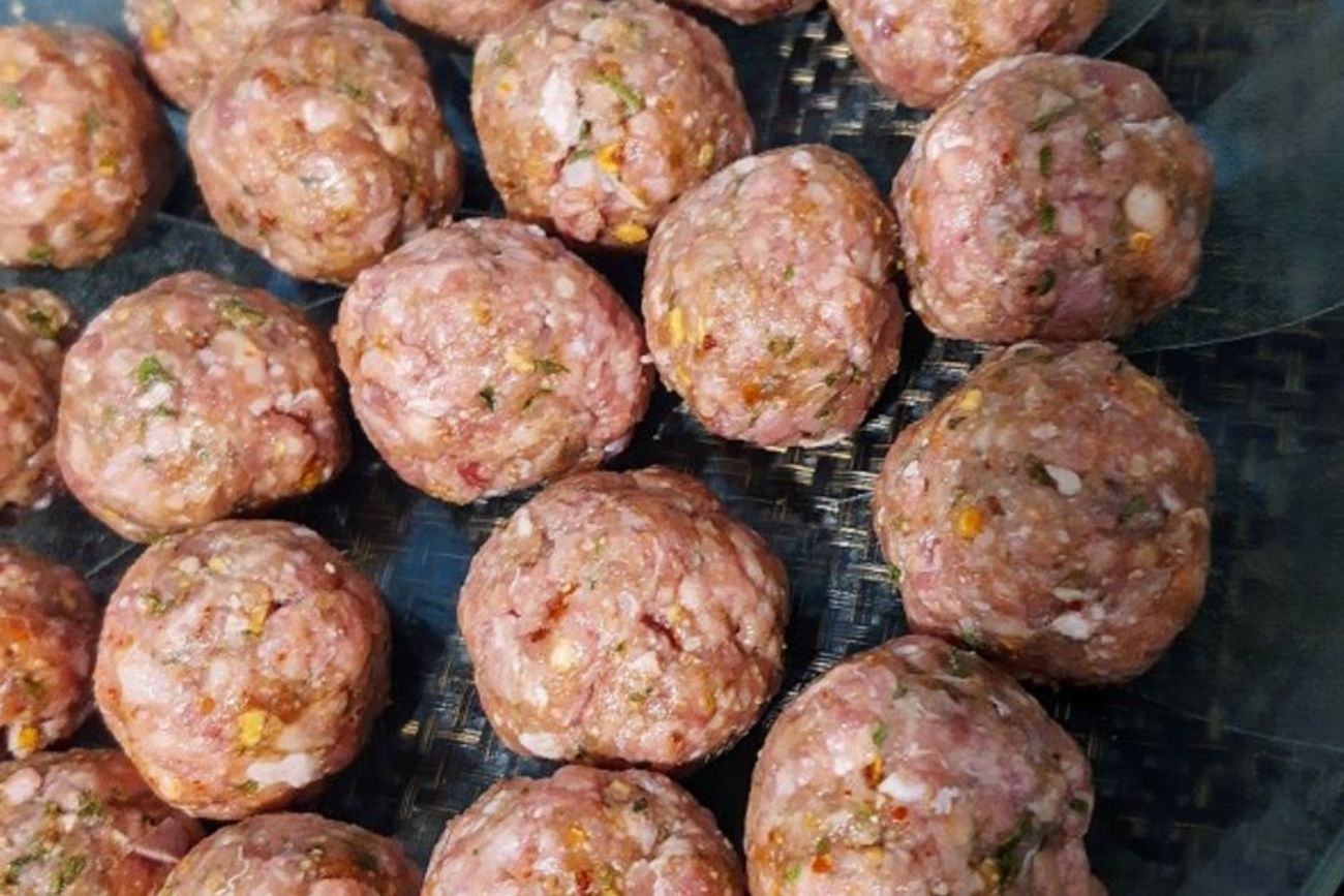 El truco de la abuela para hacer albóndigas caseras tiernas y llenas de sabor.