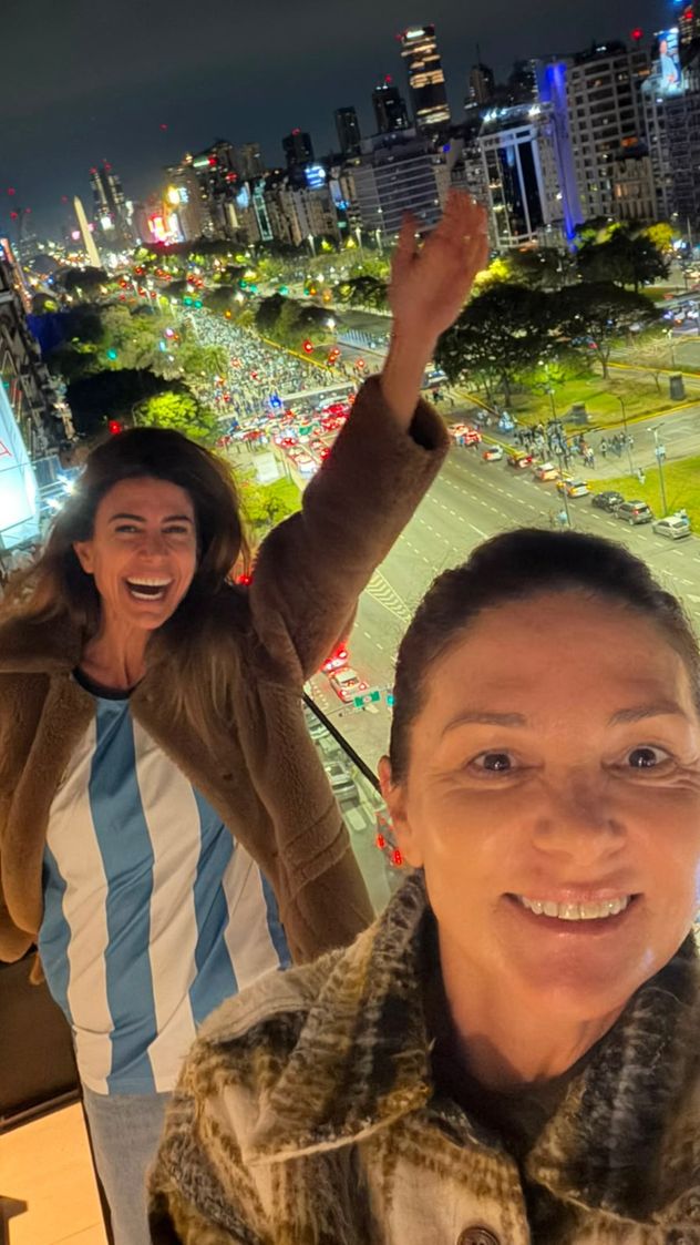 El look de Juliana Awada para festejar el triunfo de Argentina en el Obelisco.