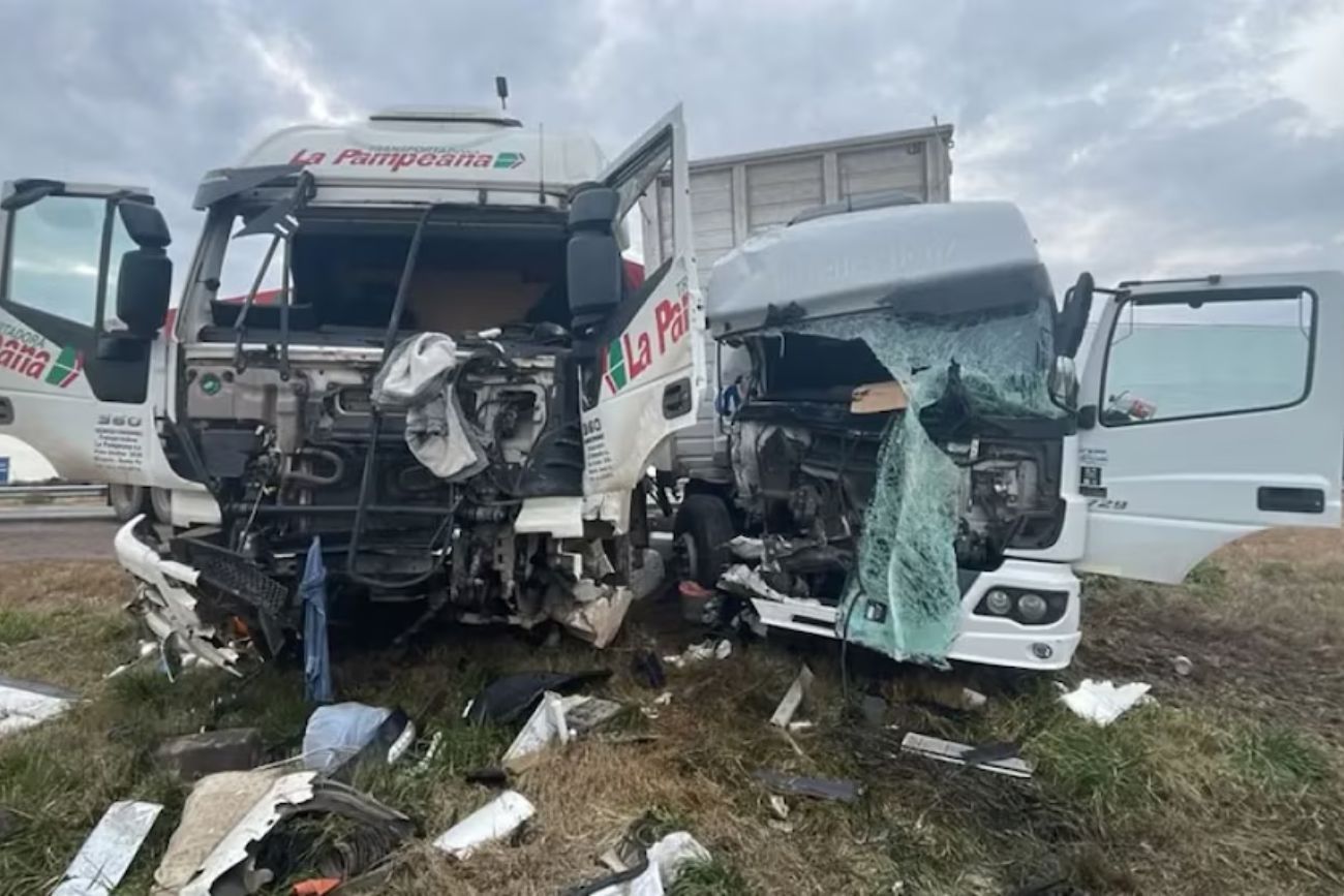 La Pampa: un muerto y dos heridos tras un fuerte choque entre dos camiones