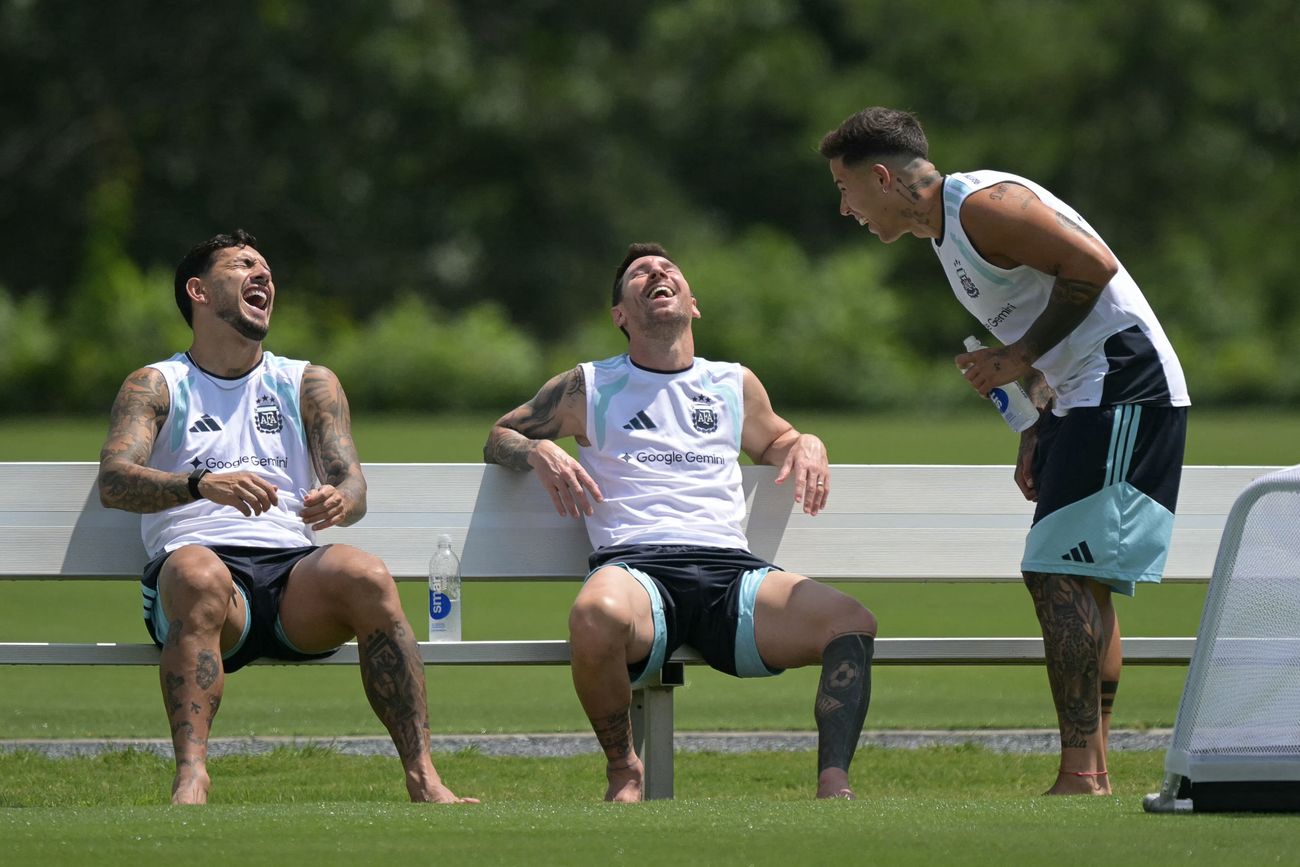 Paredes, Messi y Enzo, puras risas en la práctica.