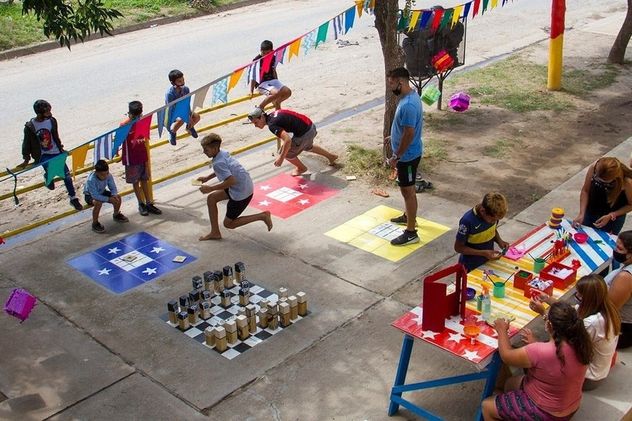 La razón por la que jugar en la vereda fortaleció la confianza de una generación, según la psicología.