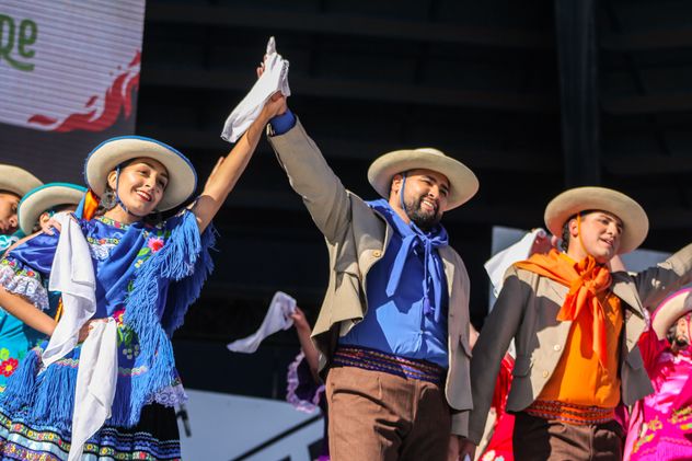 La Escuela Municipal de Folklore de Cosquín fue parte de la apertura del Cosquín de Peñas 2026, con un gran marco en la Próspero Molina