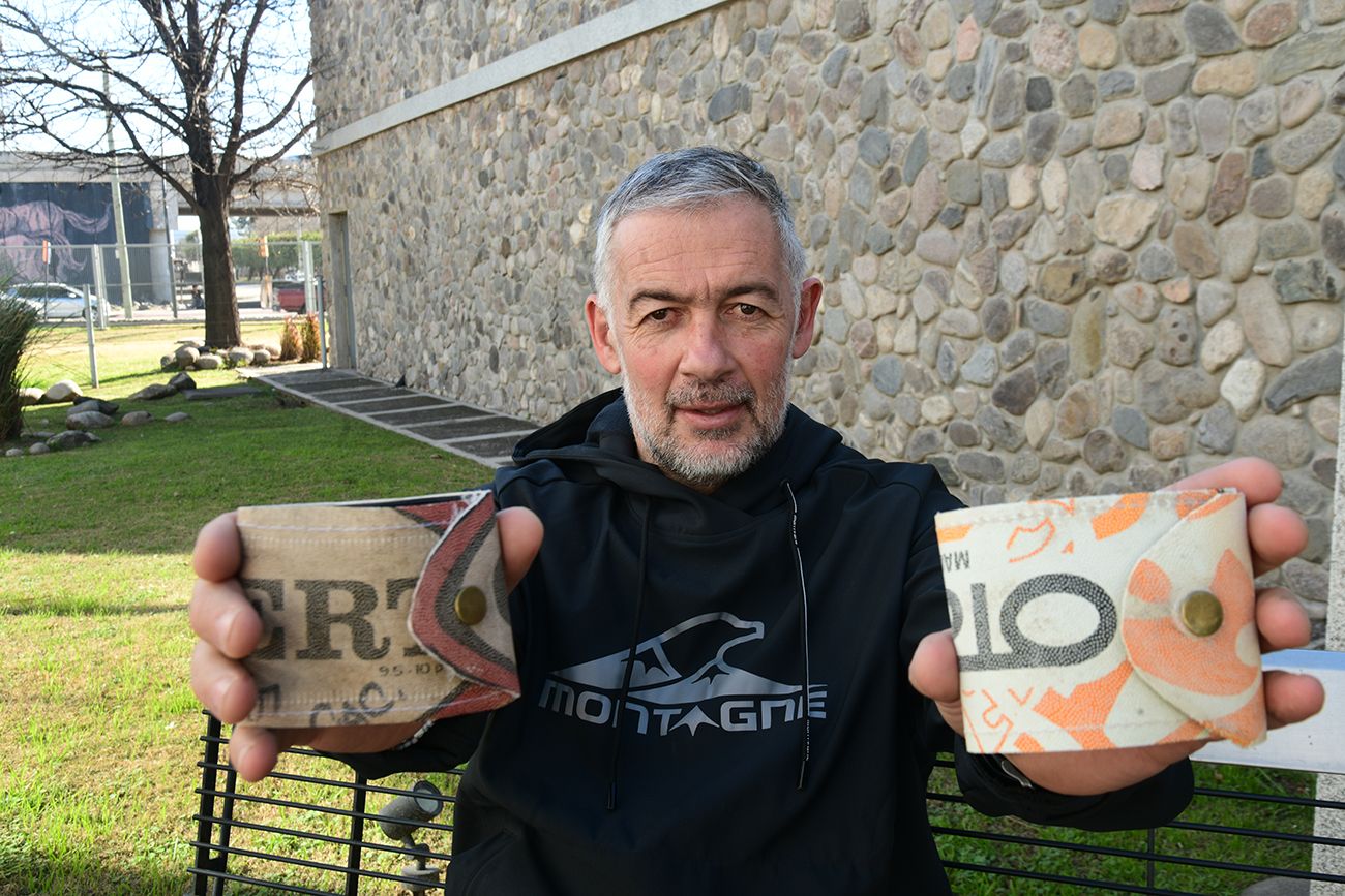 Javier Ramón, exjugador de rugby que lidera un proyecto de billeteras realizadas con pelotas de rugby en desuso. (Pedro Castillo)