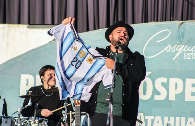 Juan Fuentes fue el encargado del cierre del primer sábado en el Cosquín de Peñas, con un show bien potente y espíritu mundialista.