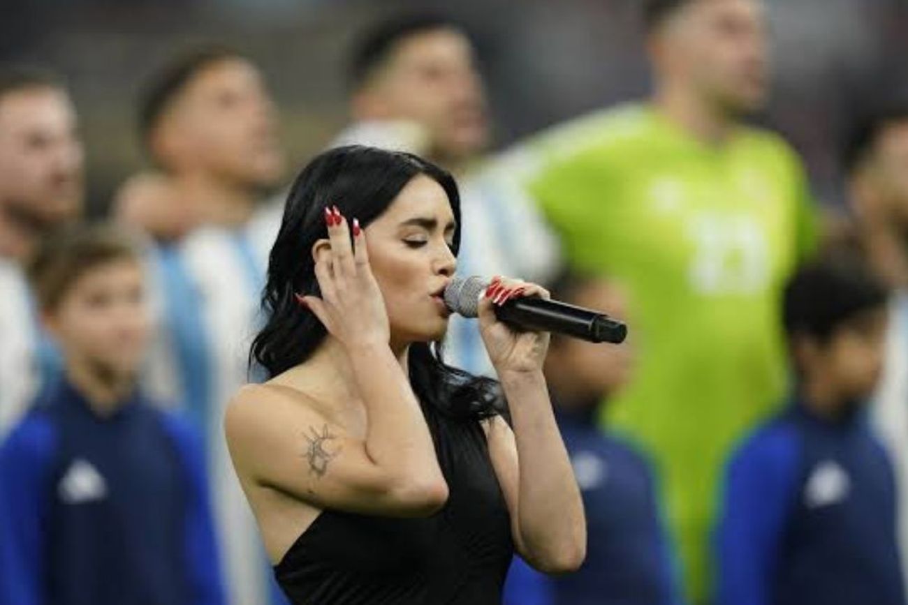 Lali Espósito, Tini Stoessel y Soledad Pastorutti son las artistas que más fuerte suenan entre los hinchas para interpretar el Himno Nacional antes de la final entre Argentina y España, aunque la FIFA aún no hizo ningún anuncio oficial.