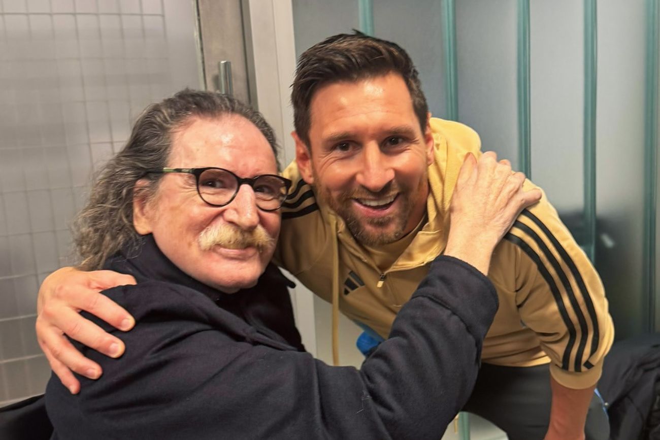 Charly García festejó el triunfo de la Selección Argentina desde el balcón de su casa.